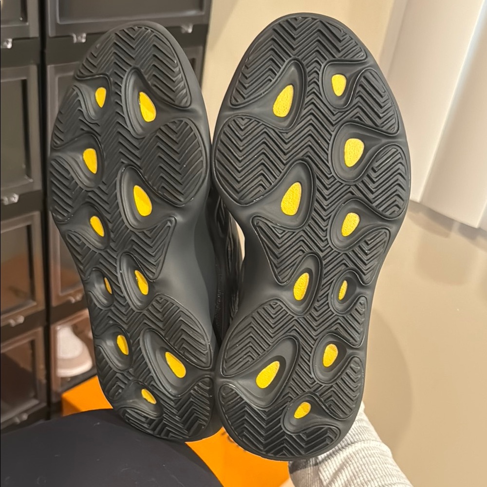 YEEZY 700 V3 'Dark Glow' 6.5 men = 8 women - Picture 7 of 8